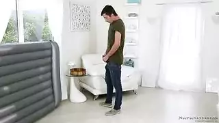 جلسة جنس بين الأشقاء: طاولة التدليك تتحول إلى محطة جماع