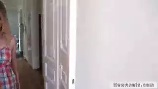 أول مرة شرجية: تأخذه بعمق في طيزها الضيقة