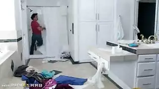 أم تجد ابنها يتلصص، تأمره بملء فرجها