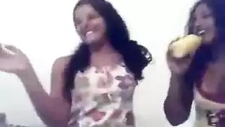 سكس سحاقي عربي: عاهرات مثيرة تستمتع ثم تمارس الجنس بعنف