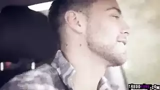 شقراء تتعرض لتمزيق فتحاتها من قبل الأخوين في مثلث جنسي صريح