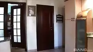 من النظرات الغزلية إلى الجنس الخشن: رجل خبير يتولى المسؤولية