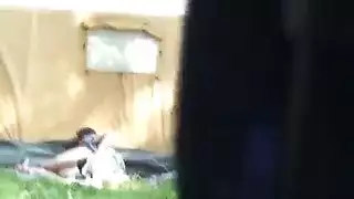 سحبها بعيدًا في الحفلة لممارسة جنس قوي في الخارج