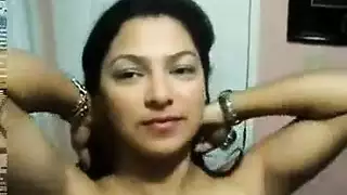مشهد إباحي: هالة ثدي الفتاة الهندية الكبيرة وجلسة حلق عميقة