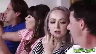 عائلة إكس إكس إكس: الإخوة يتبادلون الزوجات في حفلة جنس