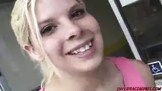 فتاة فاتحة البشرة تتعمق في قضيب أسود كبير في فيديو إكس إكس إكس
