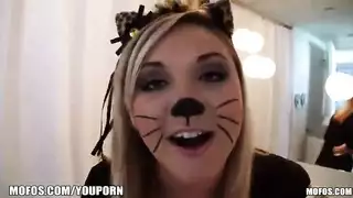 خيال الشقراء الجامح: جنس عنيف وهزات عميقة