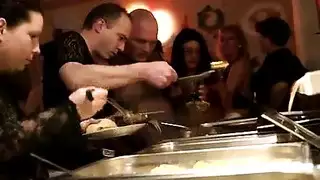 ‎السونا العامة تتحول إلى احتفال مضاجعة مثلية