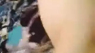 عاهرة مصرية ممتلئة تبلع زب ثم تركبه بعمق في مهبلها المبلول