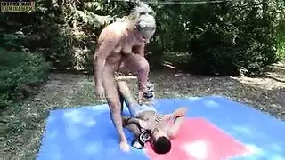 كارين كابور ممتلئة الجسم في مشهد شرجي صريح