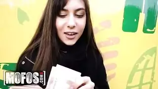 اشتقت لعاهرة مثلها والآن أحصل على تجربة إباحية كاملة