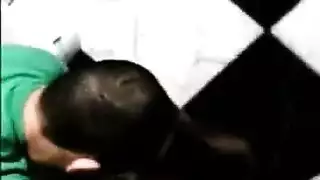 مراهق يمارس الجنس بقوة في مؤخرة العاهرة