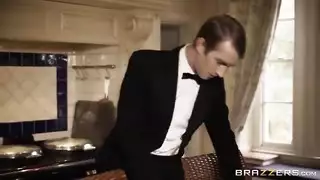 سكس ثلاثي صريح: الخادمة المثيرة والزوجة تشاركان في جلسة نيك