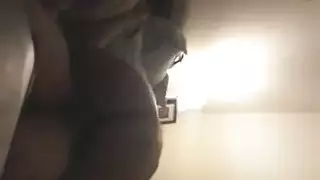 الأم تستغيث بإبنها