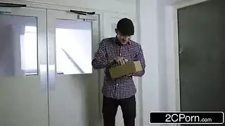 أثداء كبيرة وقضيب أكبر: جلسة جنس فموي إباحية