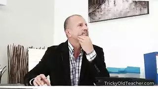 مومس المكتب تكسب وظيفتها بمص عميق