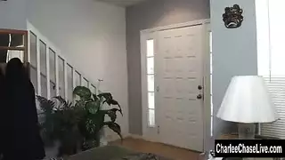 أثداء ضخمة وفرج مراهقة يتم تدميرهما بقضيب