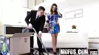 تختبر ملحق المكنسة على فتحتها الضيقة