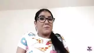 تبدو بريئة لكنها تحب الجنس الفموي العميق والقذف داخلها