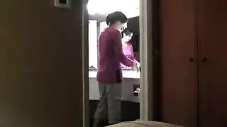 مؤخرتها وكسها الكريميان مستعدان للاختراق المزدوج