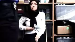 نيك محجبة من رجل شرطة المول