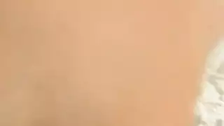 فتاة جميلة تأخذ قضيبًا صلبًا للمتعة