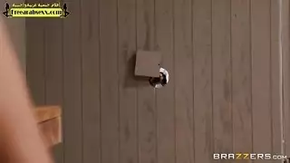 تجسس مثار في الساونا مع كريستينا شانون