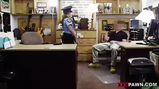 عملاقة ملكة الشرج تدك مؤخرتها الضخمة في فيلم إباحي صريح