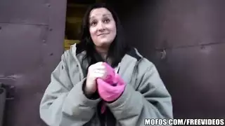 صديقة تكشف أثداءها، أحرك قضيبي، ثم أضاجع كسها الرطب