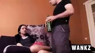 يمطتيها على سرير مستديرة