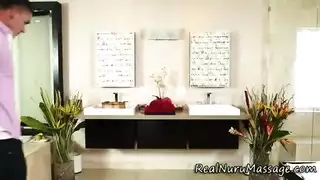 الفحل الناضج يأخذ عروس الابن لجلسة إباحية عنيفة