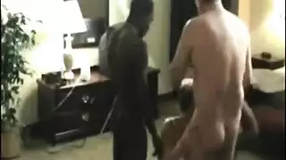 زوجة مثيرة تتعامل مع ثلاثة لصوص في مثلث جنسي صريح