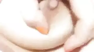 عذراء عربية شابة بجسم فاتح ومداعبة صدرية شهوانية