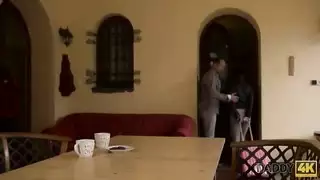 ثلاثي ناري بين رجل ناضج وفتاتين ينتهي بالقذف الداخلي