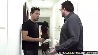 زوجة ممتلئة الجسم تمارس الجنس بعمق مع حبيبها القديم في لقاء سري صريح