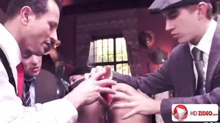 حفلة نيك ثلاثية: أصدقاء وعاهرة مستأجرة ذات مؤخرة كبيرة