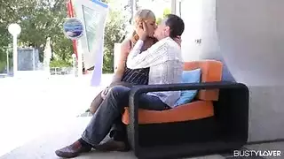 شقراء وقحة تركب زب وتهز صدرها الكبير