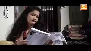 فتاة هندية مراهقة تمت مداعبها وتعبئتها بالكريمة من قبل خياط