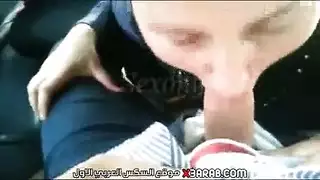 مشهد إباحي في السيارة: فتاة تركية تمص وتنكح بقوة