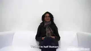 لديه أي إحراج لخلع ملابسه وتمتص ديك غريب