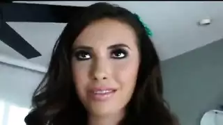 كيسي كالفيرت يزيل بعض الملابس الداخلية