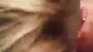 سمراء ذات شعر مجعد تئن في وضعية الكلب الجنسية