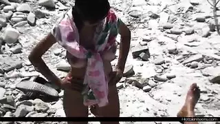 لحم أفريقي هائل يصطدم بفتحتها الضيقة