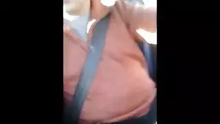 نيك سريع في السيارة: مراهقة عربية تنيك بقوة في المقعد الخلفي