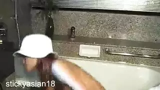 الفحل الذي لا يُقهر يخدم خطاً من المهبل