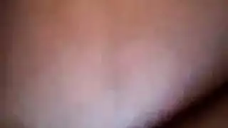 زوجة الأب تحصل على إصبع في فتحتها الضيقة بعنف