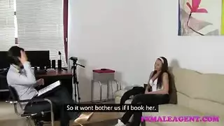 أوgy أجنبية للمتحولين: أقضية طويلة تخترق فتحات نساء ناضجات