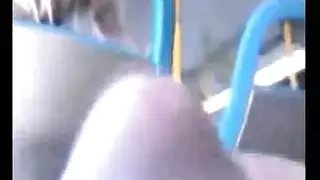 استمناء سري في الحافلة: قضيب صلب ينفجر بحمولة أمام الركاب