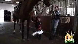 مؤخرة عملاقة ترتطم في وضعية الفارسة العكسية