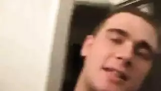 قضيب الأب لفتحة الشرج المتحولة مشهد إباحي عنيف